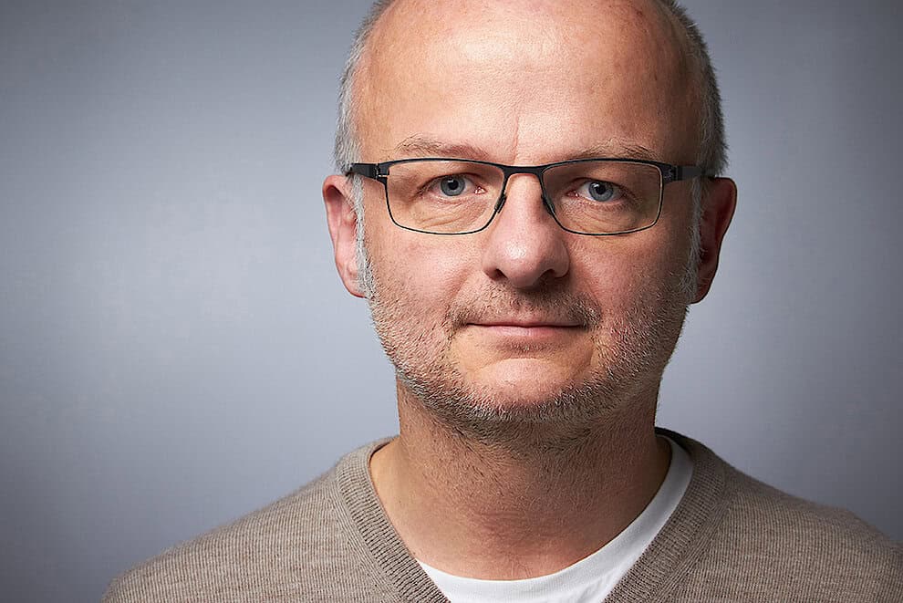 Digitaler Blick für die Stadtentwicklung: Concular startet Urban Mining Kataster Deutschland für Städte und Kommunen 17 Ein Mann, der eine Brille und einen beigen Pullover traegt.